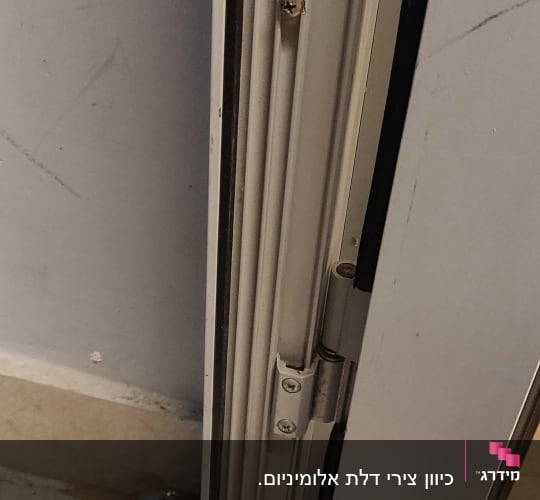 מסגרת אלומיניום לדלת עם צירים וברגים